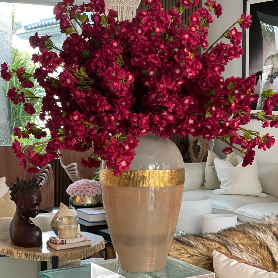 Vaso de la Diosa con Flores de Cerezo Borgoña