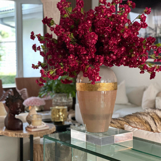 Vaso de la Diosa con Flores de Cerezo Borgoña