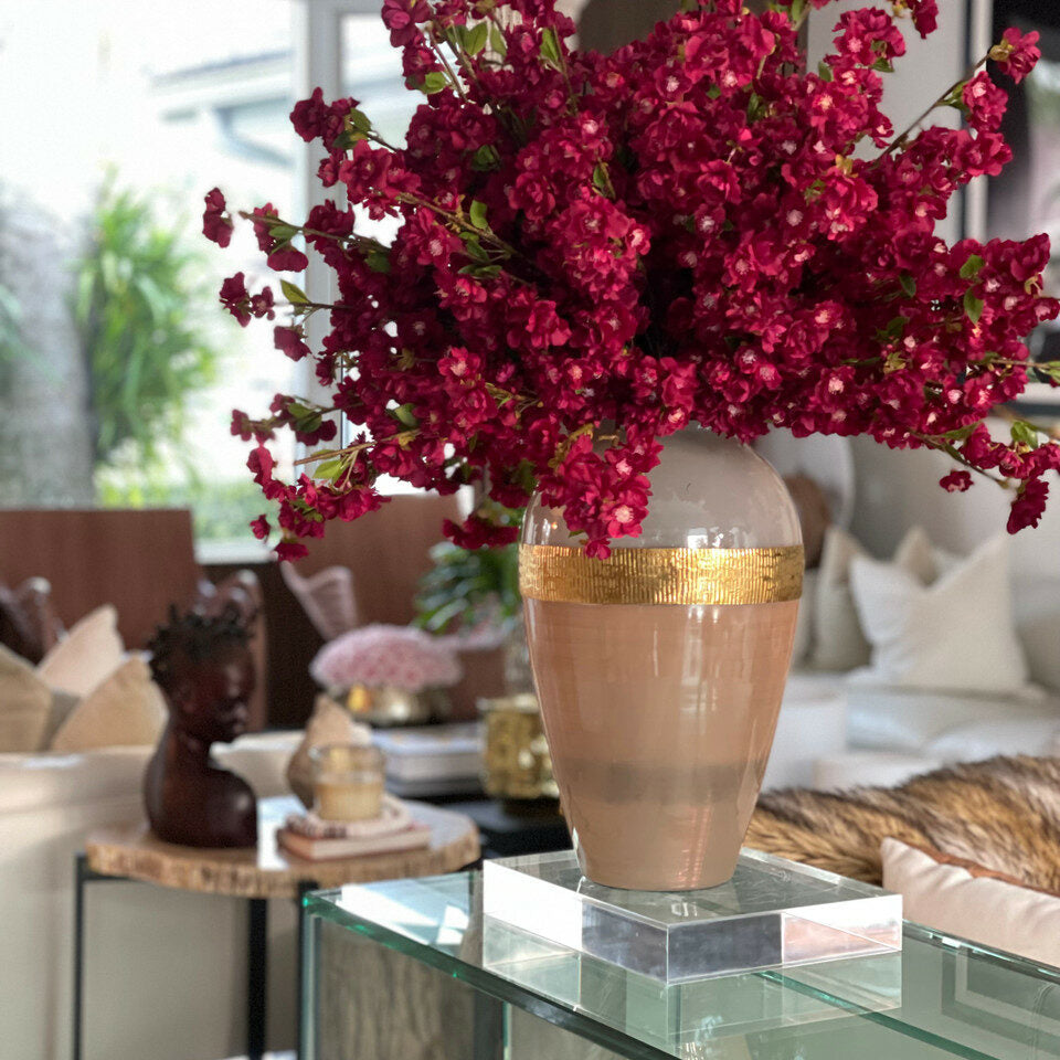 Vaso de la Diosa con Flores de Cerezo Borgoña