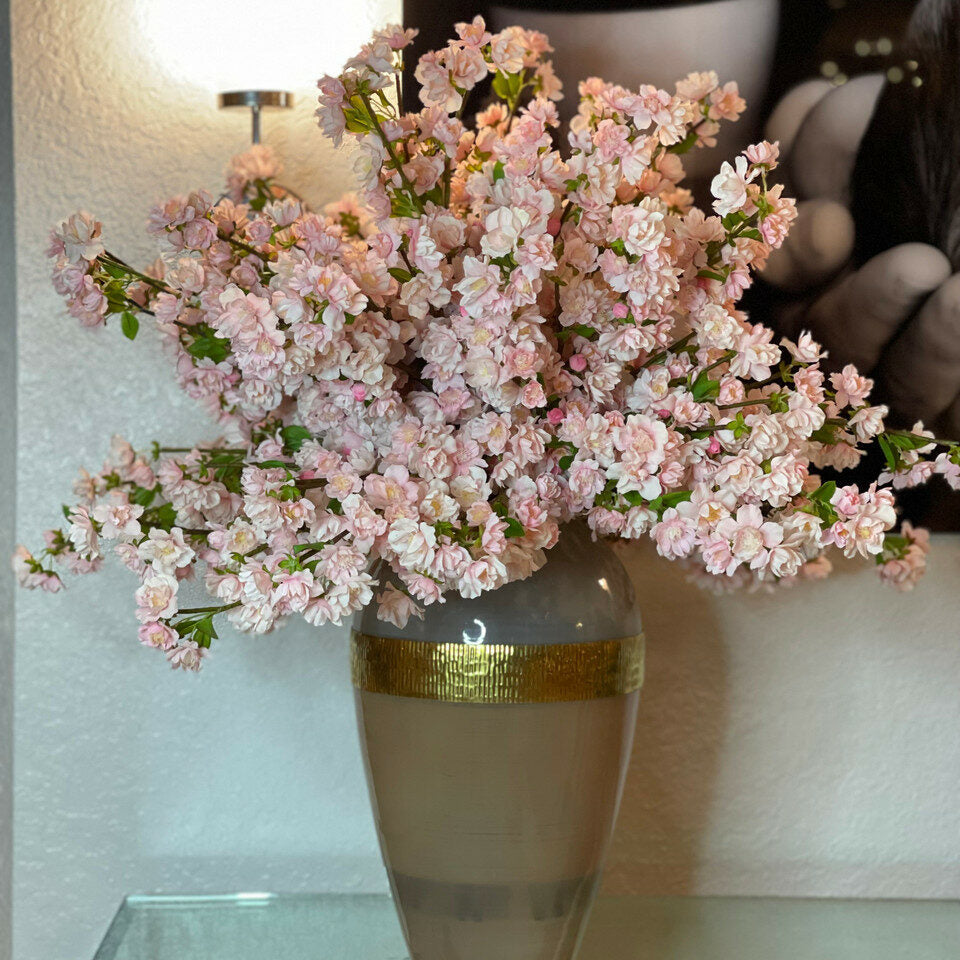 Jarrón Diosa con Flores de Cerezo Rosa