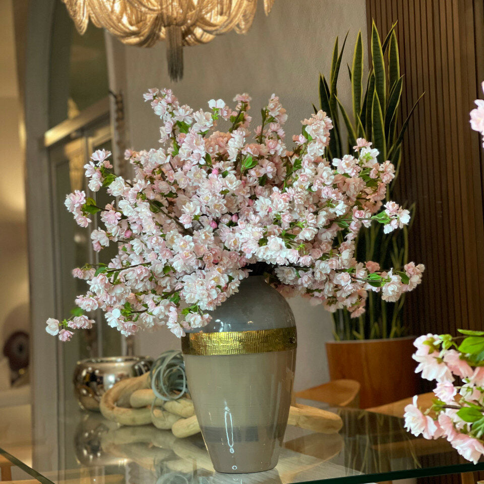 Jarrón Diosa con Flores de Cerezo Rosa