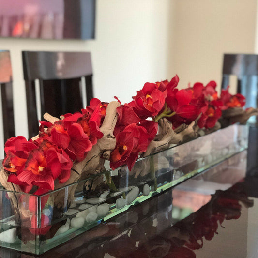 Floretera de vidrio Casa Moderna de 48″ con Cymbidiums rojos.