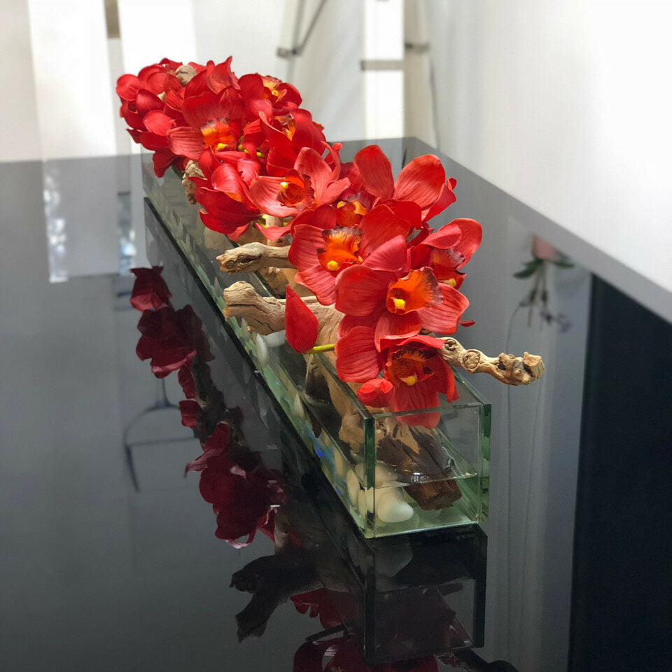 Floretera de vidrio Casa Moderna de 48″ con Cymbidiums rojos.