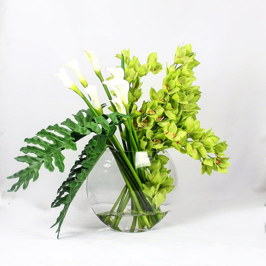 Vaso lunar con cymbidiums verdes y callas