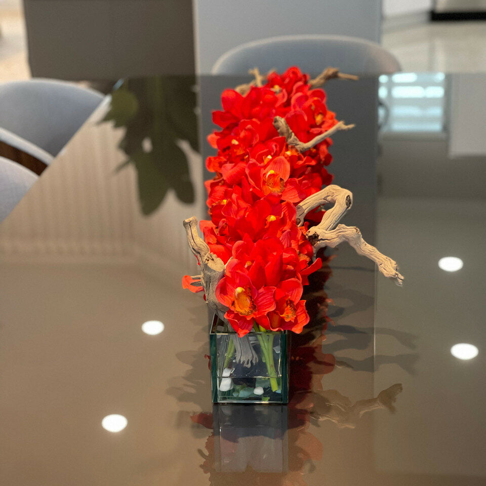 Floretera de vidrio Casa Moderna de 48″ con Cymbidiums rojos.