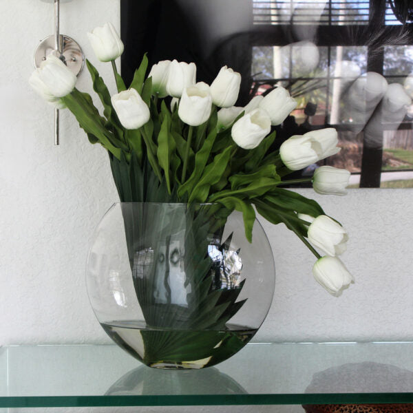 Vaso lunar con tulipanes blancos