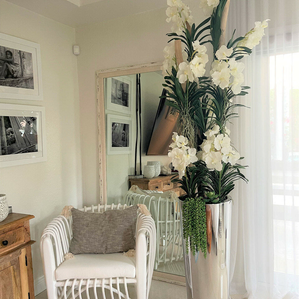 Orquídeas Vanda Blancas en Jardinera Cono de Acero Inoxidable