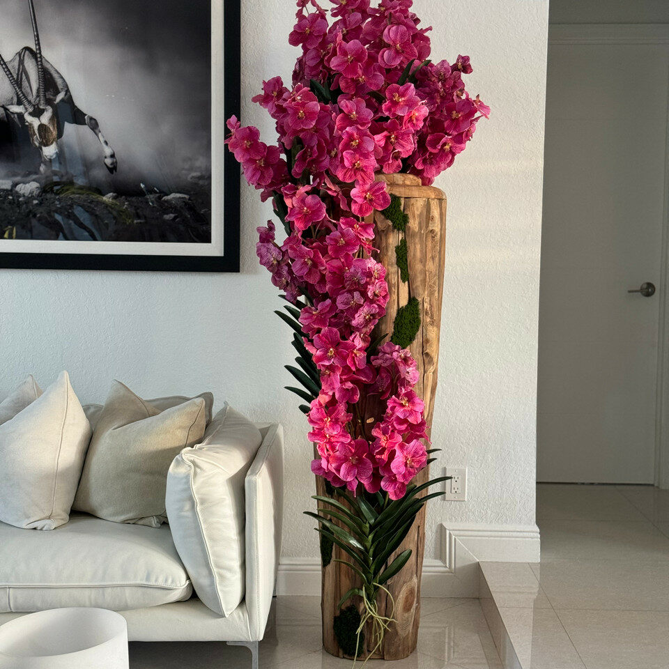 Vaso grande de teca con bordes naturales y orquídeas Vanda rosas