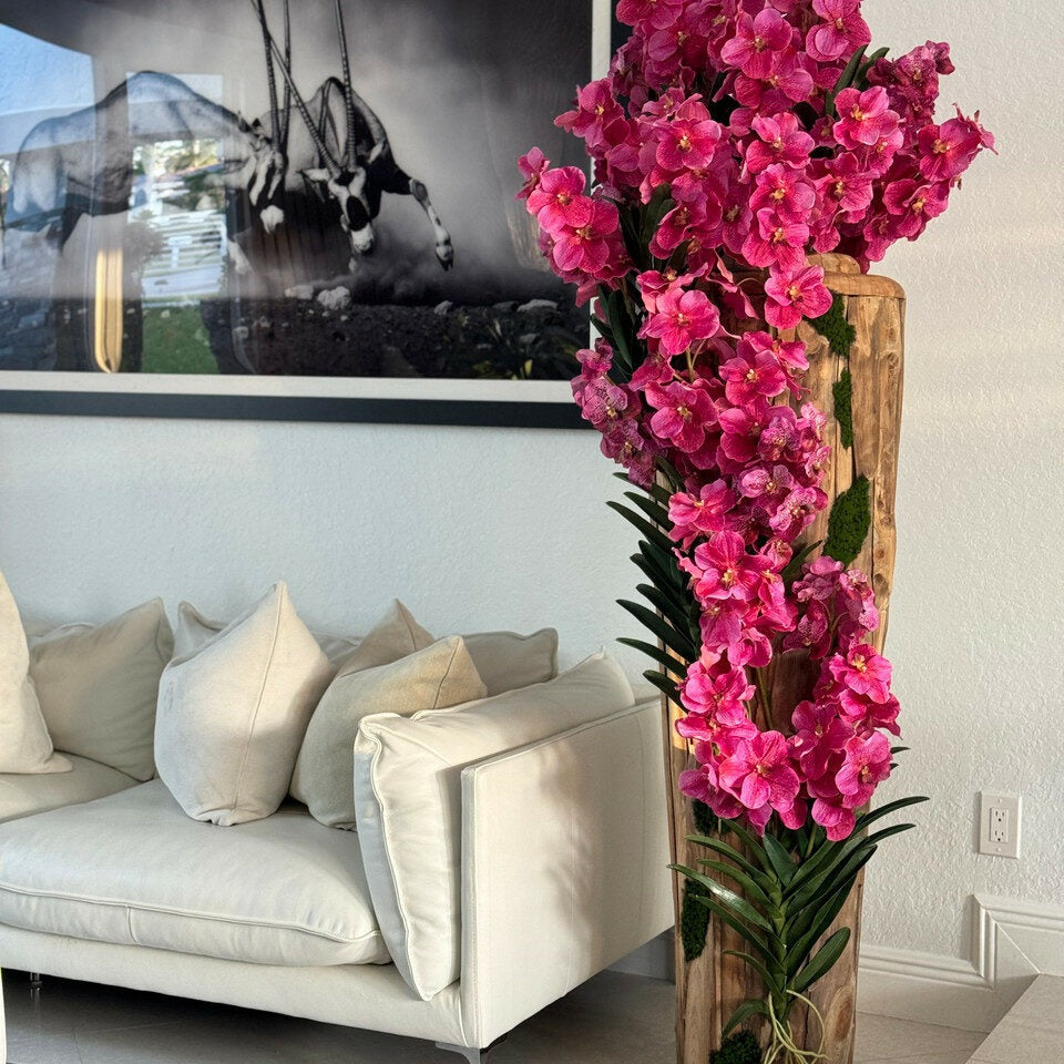 Vaso grande de teca con bordes naturales y orquídeas Vanda rosas