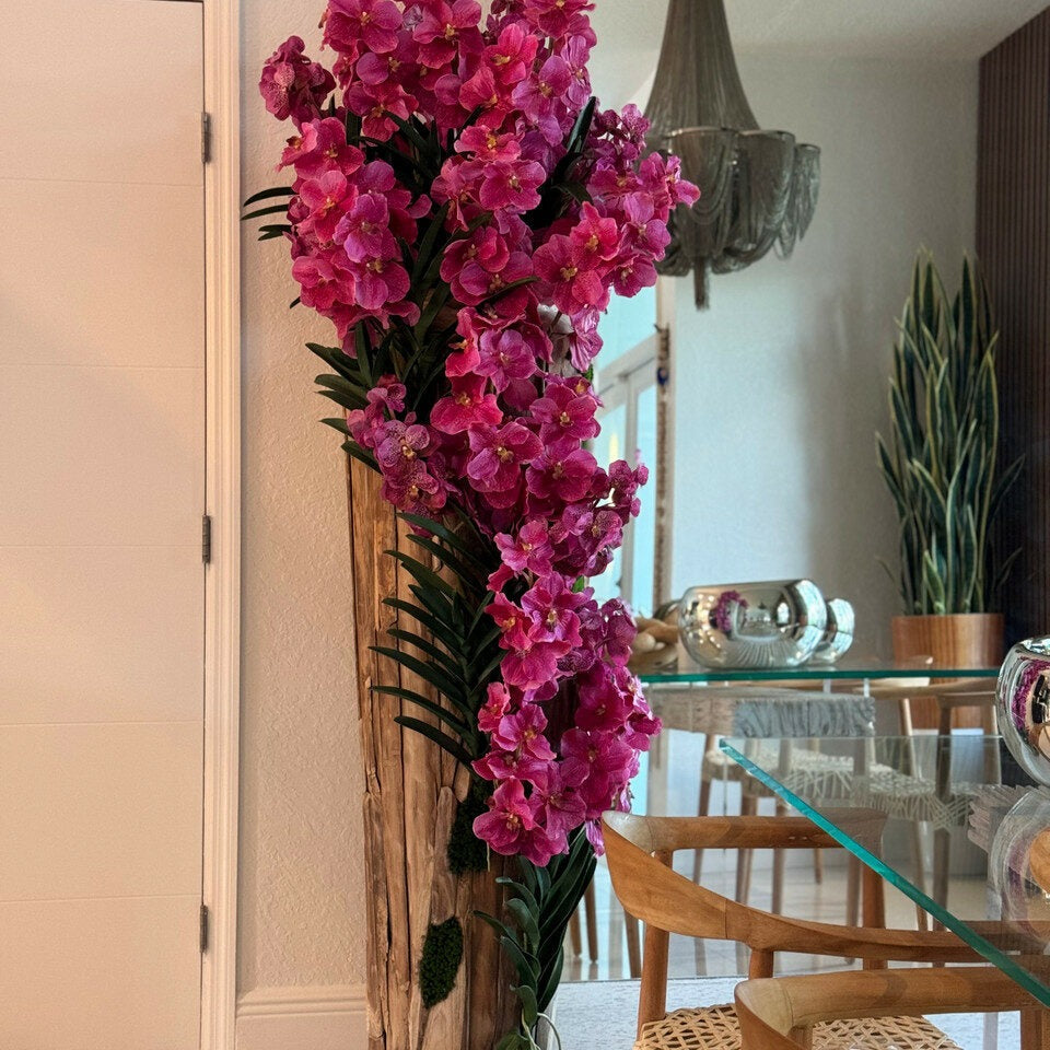 Vaso grande de teca con bordes naturales y orquídeas Vanda rosas